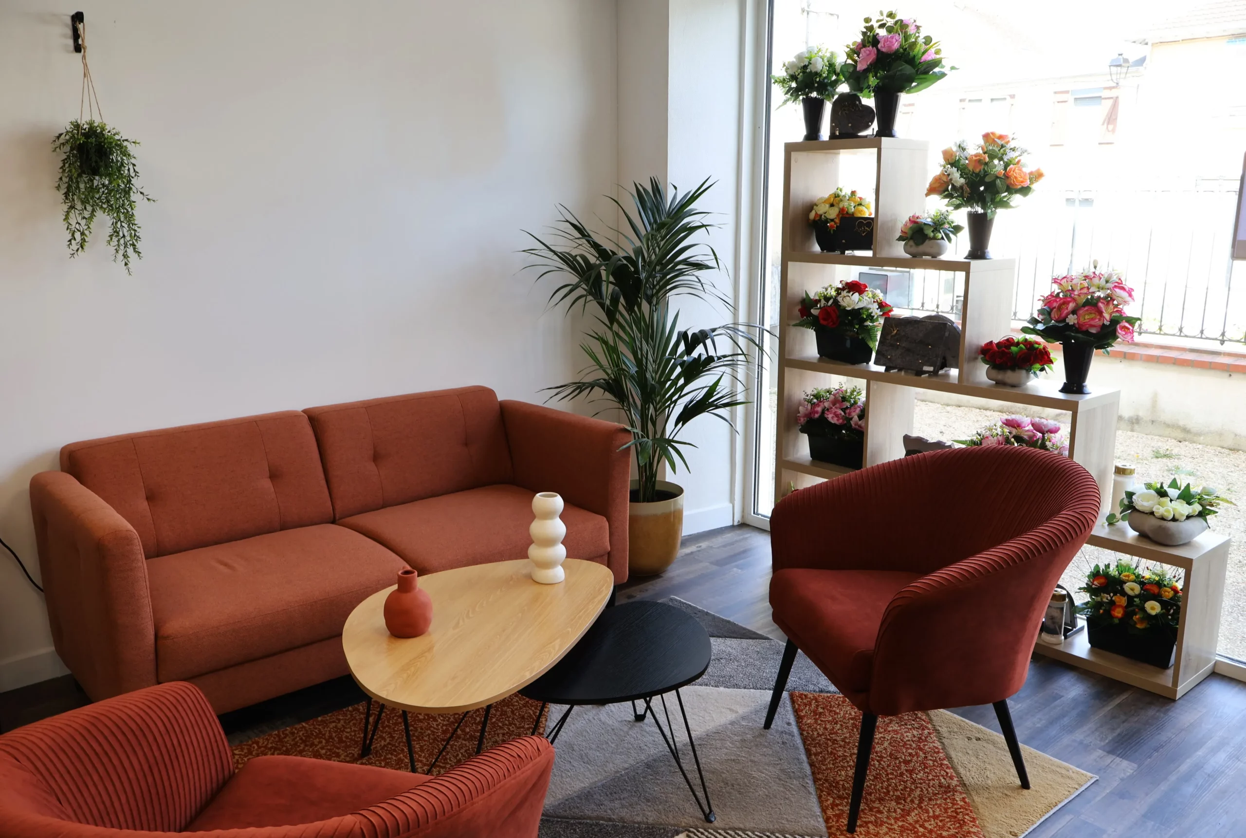 Salon d'accueil chaleureux avec canapé et fauteuils terracotta