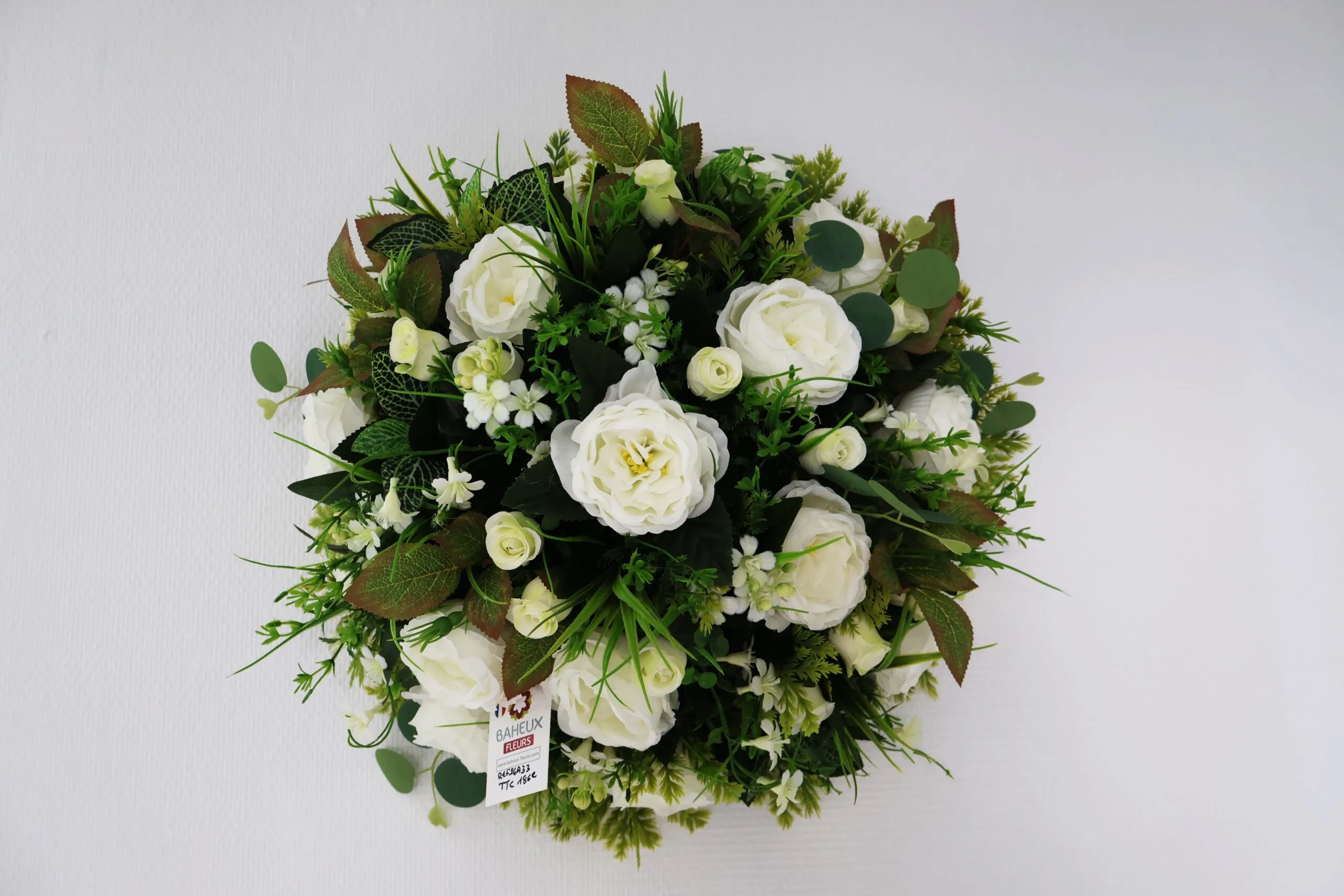 Bouquet rond de fleurs et roses blanches