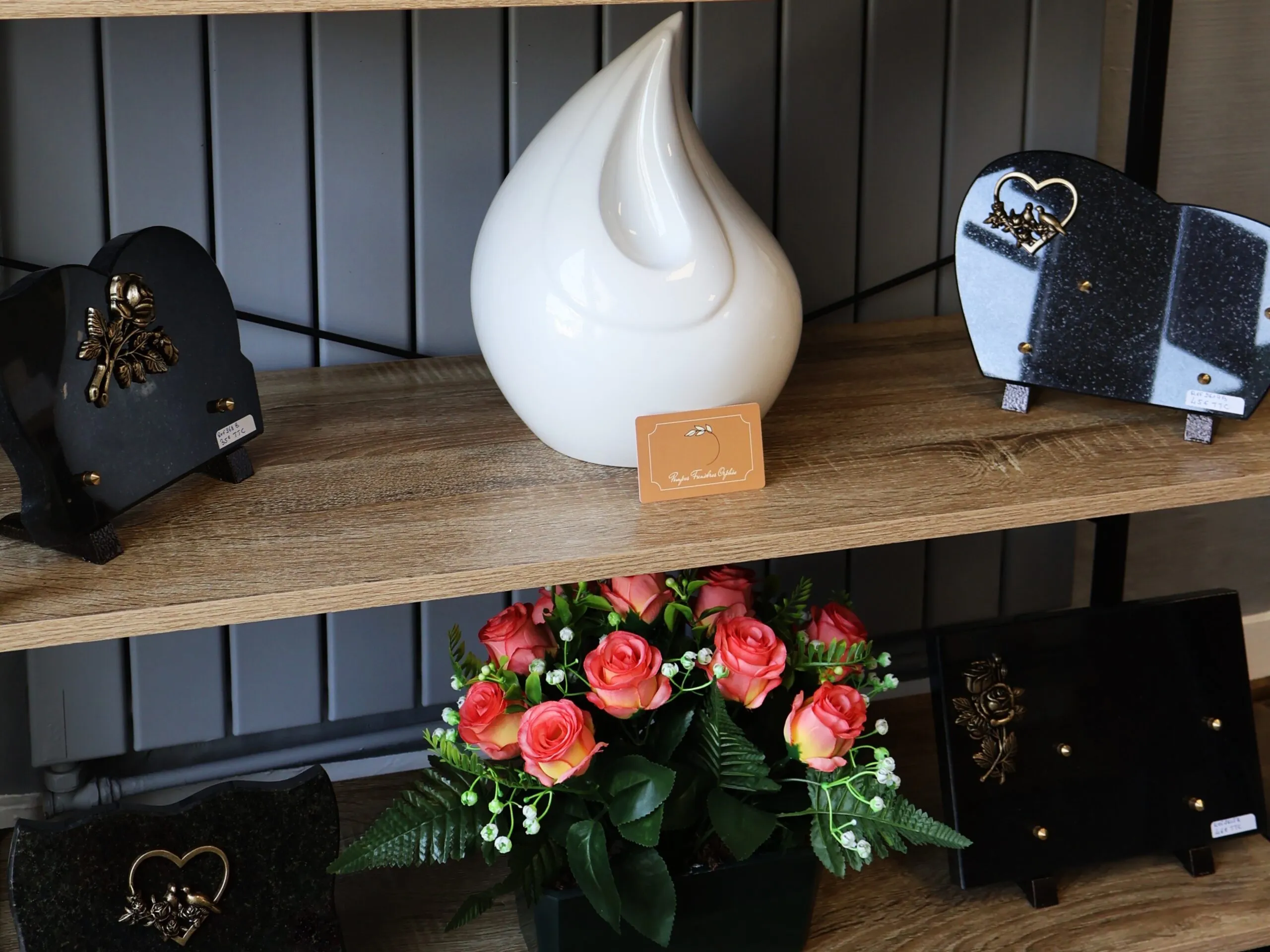 Urne en goutte et plaques funéraires en boutique